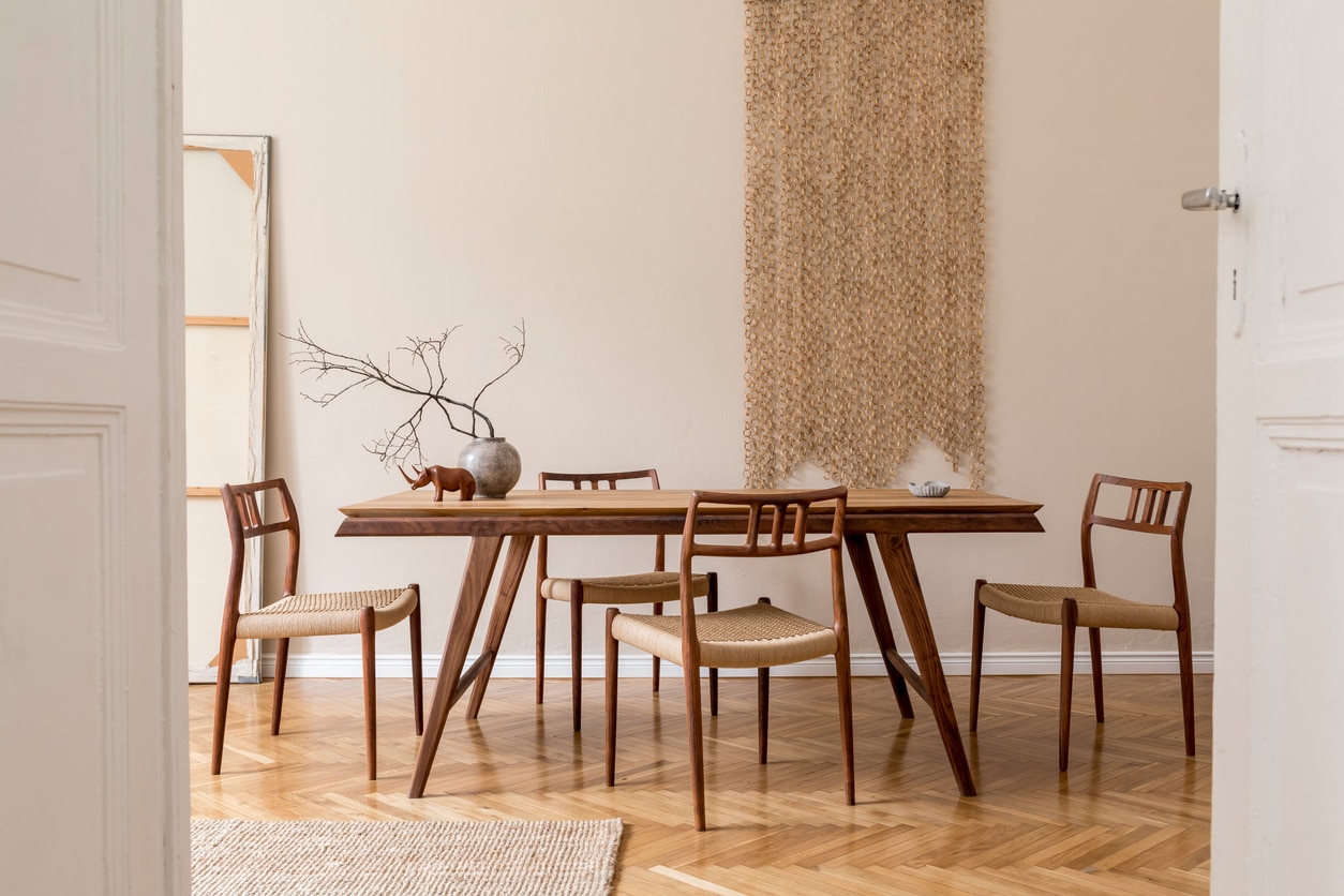 Salle à manger avec table et chaises en bois