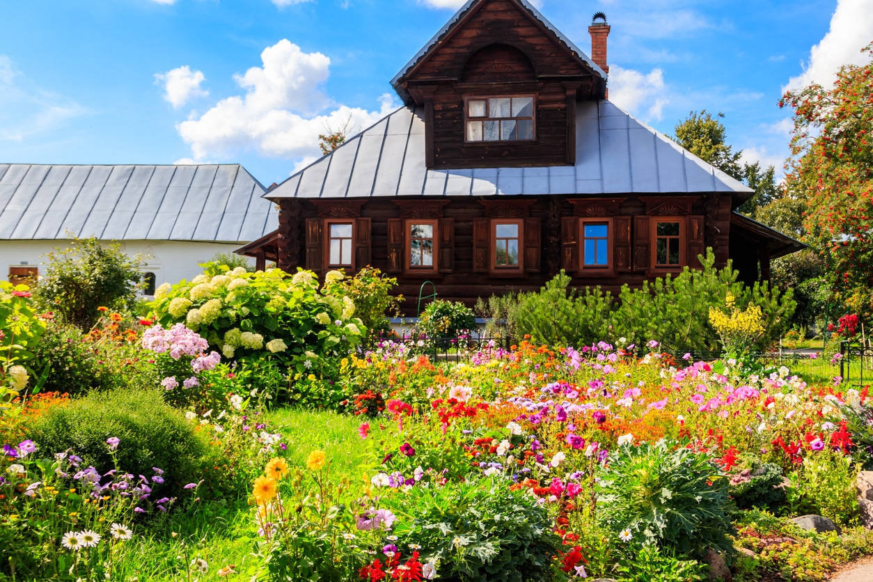 Jardin bucolique d'une vieille maison en bois