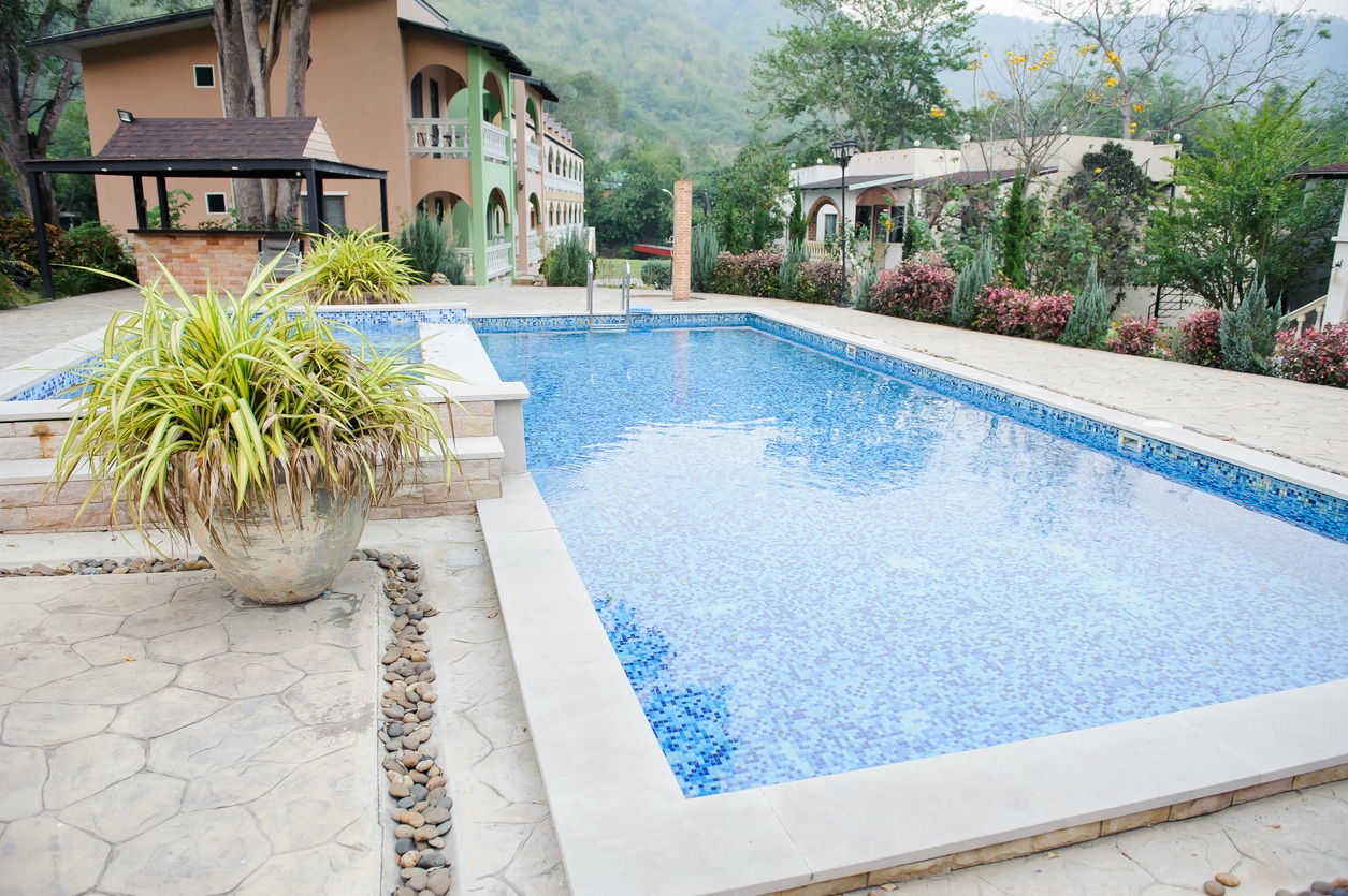 piscine en pierres naturelles