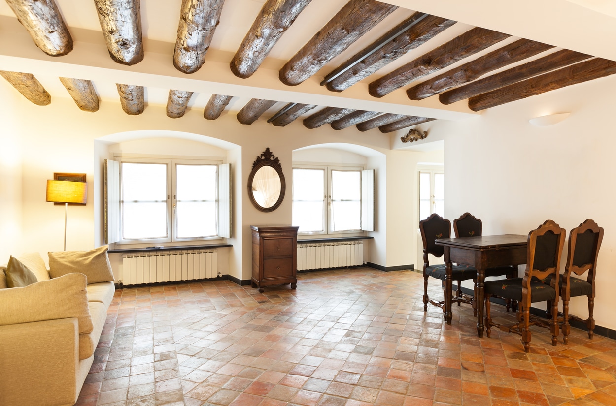 appartement vintage avec des tomettes rouges