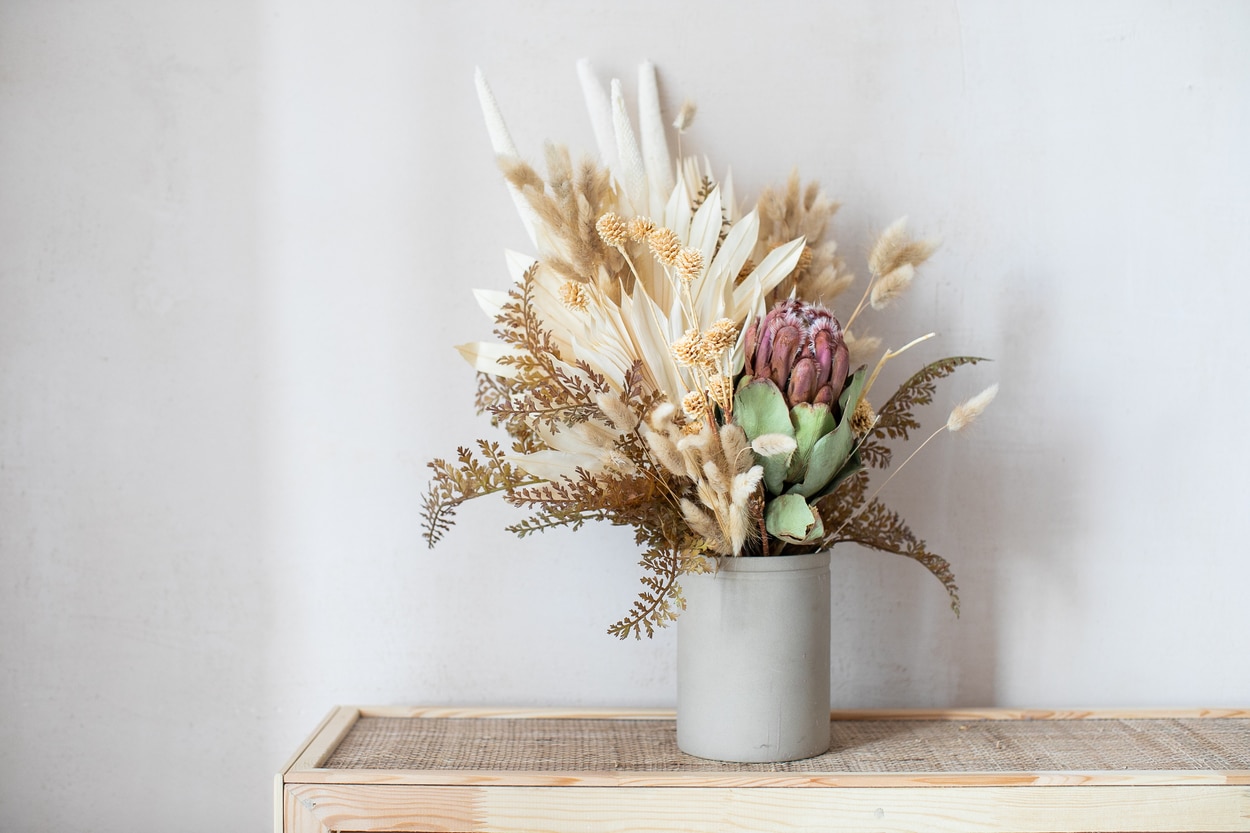 Jolies fleurs séchées dans un vase