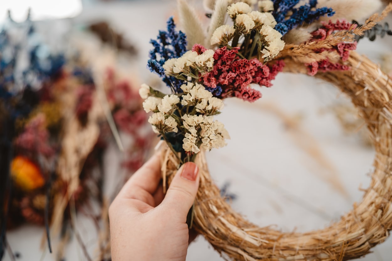 couronne de fleurs séchées