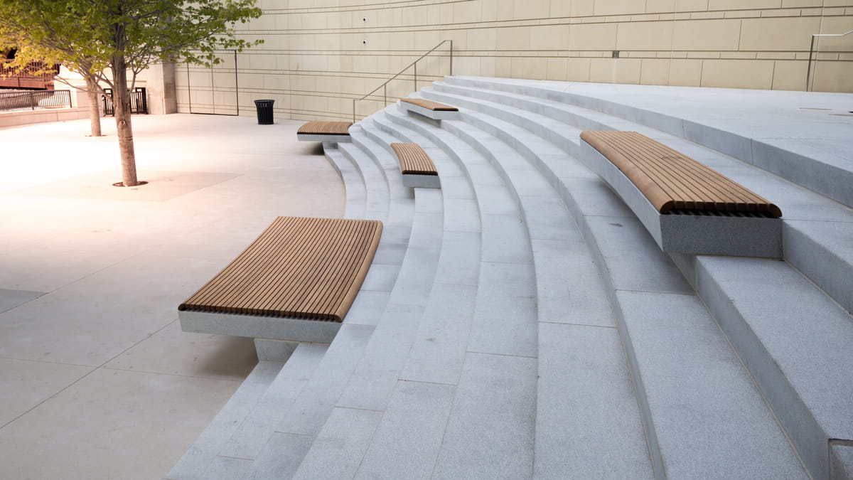 Bancs modernes et escalier en béton sur la place de la ville