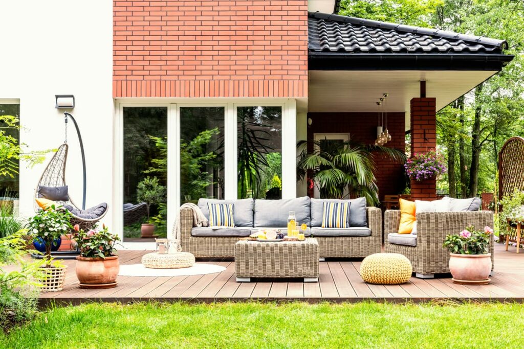 joli terrasse avec jardin