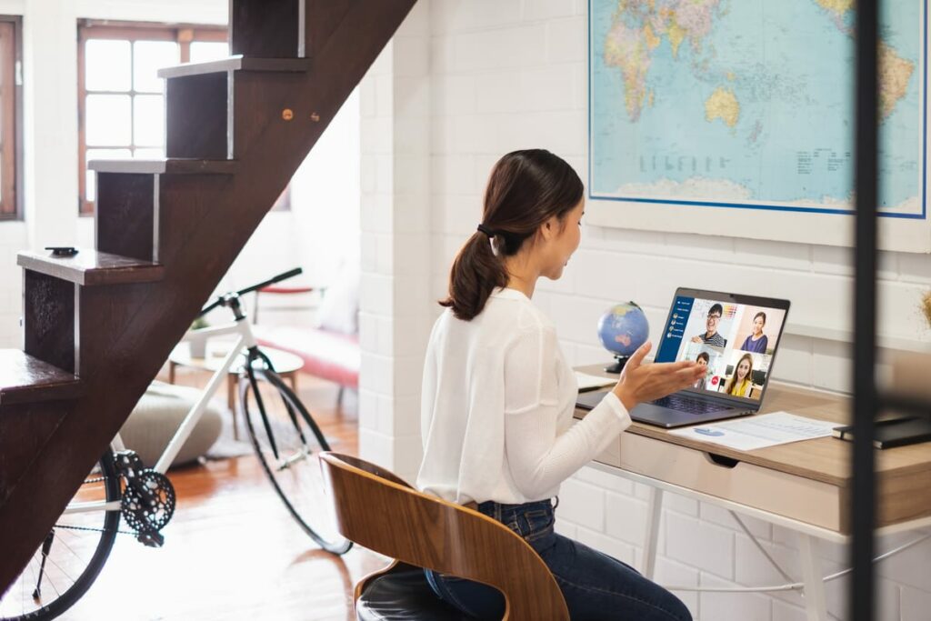 bureau sous les escalier