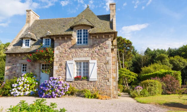 Quel type de fenêtres pour une maison au style rustique ?