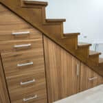 Cinq conseils pour concevoir un rangement sous votre escalier