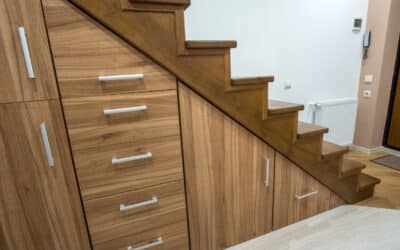 Cinq conseils pour concevoir un rangement sous votre escalier