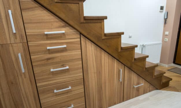 Cinq conseils pour concevoir un rangement sous votre escalier