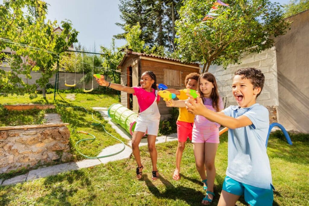 aire jeux extérieure jardin balançoire toboggan château escalade enfants