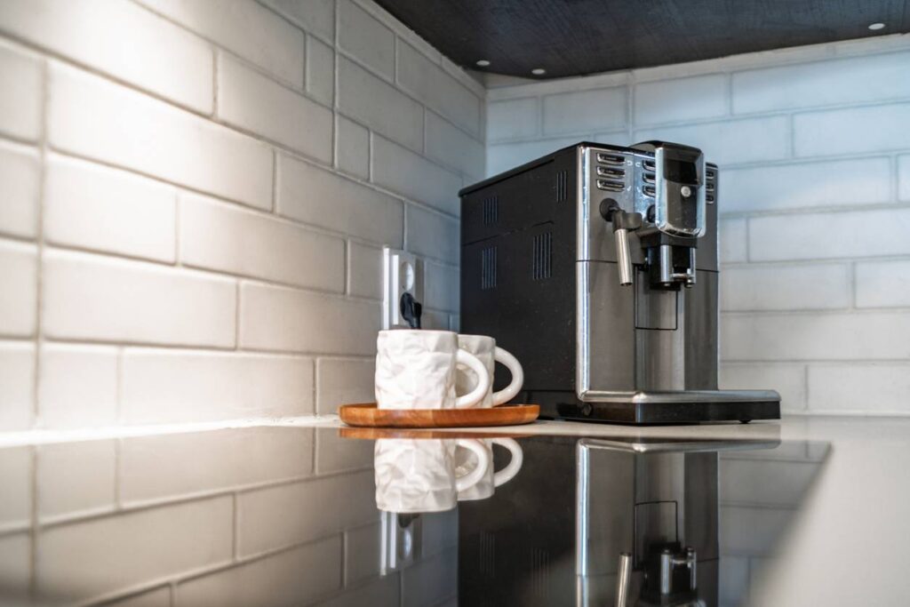 machine à café à grain intégrée dans une cuisine moderne minimaliste